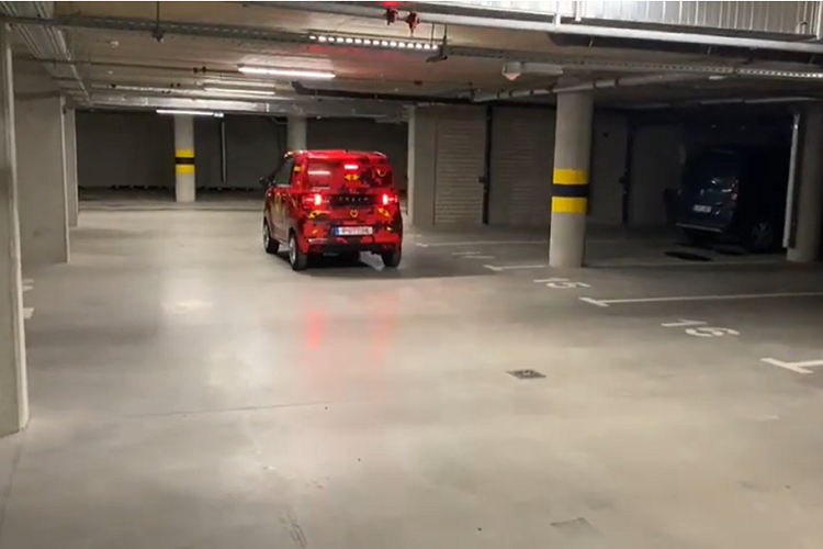 Tất nhiên giá đắt hơn còn là bởi mẫu xe Dartz cũng có khoảng cách di chuyển xa hơn với Wuling, vốn chỉ đạt tối đa 175 km ở Trung Quốc. Theo CEO của Dartz, Leonard Yankelovich, FreZe Nikrob đã đạt được khoảng cách di chuyển tốt hơn là nhờ sử dụng các phụ tùng hiệu quả hơn.