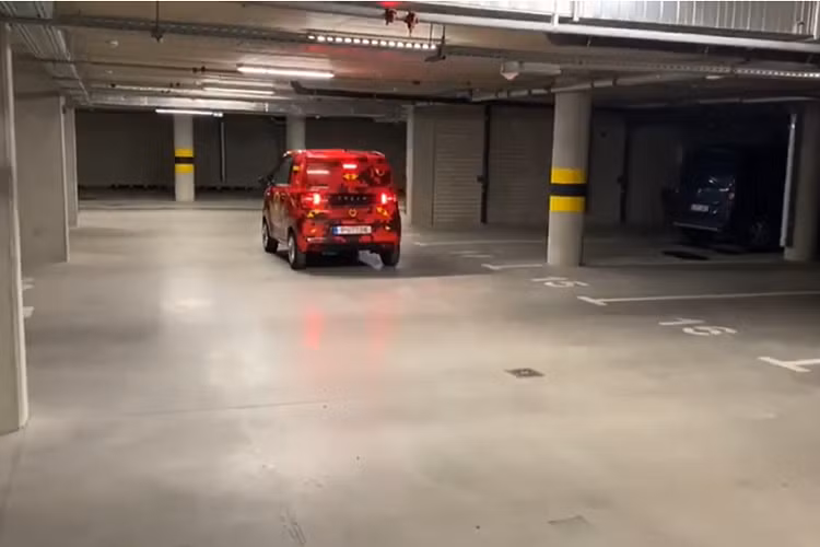 Tất nhiên giá đắt hơn còn là bởi mẫu xe Dartz cũng có khoảng cách di chuyển xa hơn với Wuling, vốn chỉ đạt tối đa 175 km ở Trung Quốc. Theo CEO của Dartz, Leonard Yankelovich, FreZe Nikrob đã đạt được khoảng cách di chuyển tốt hơn là nhờ sử dụng các phụ tùng hiệu quả hơn.