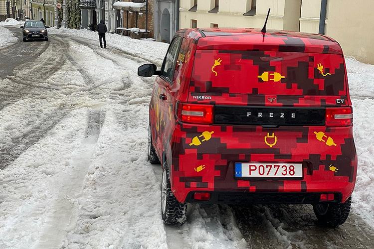 Trên thực tế, Dartz FreZe Nikrob chạy điện vốn sẽ được dựa trên Wuling Mini-EV, mẫu xe điện cực rẻ gây sốt với giá chỉ khoảng 100 triệu ở thị trường Trung Quốc. Dựa trên những hình ảnh mang lớp áo ngụy trang màu đỏ mà Dartz chia sẻ với giới truyền thông, Nikrob chắc sẽ không có nhiều thay đổi trên phương diện hình thức