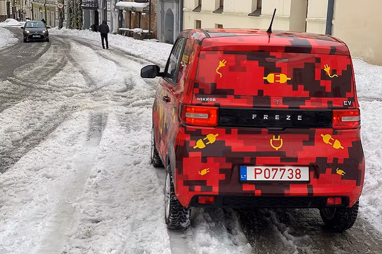 Trên thực tế, Dartz FreZe Nikrob chạy điện vốn sẽ được dựa trên Wuling Mini-EV, mẫu xe điện cực rẻ gây sốt với giá chỉ khoảng 100 triệu ở thị trường Trung Quốc. Dựa trên những hình ảnh mang lớp áo ngụy trang màu đỏ mà Dartz chia sẻ với giới truyền thông, Nikrob chắc sẽ không có nhiều thay đổi trên phương diện hình thức