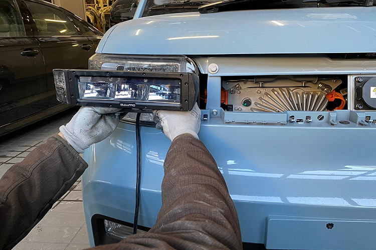 Trong khi đó, nội thất xe trông cũng không có quá nhiều thay đổi so với Wuling, và đây không phải là một điểm xấu. Thành thật mà nói, nội thất xe trông khá tuyệt đối với phân khúc microcar giá rẻ chuyên dùng trong đô thị. Hơn nữa, nội thất xe thực chất có nhiều đặc điểm hấp dẫn hơn so với mẫu xe gốc của Trung Quốc.