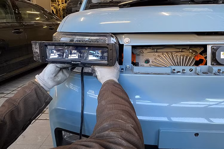 Trong khi đó, nội thất xe trông cũng không có quá nhiều thay đổi so với Wuling, và đây không phải là một điểm xấu. Thành thật mà nói, nội thất xe trông khá tuyệt đối với phân khúc microcar giá rẻ chuyên dùng trong đô thị. Hơn nữa, nội thất xe thực chất có nhiều đặc điểm hấp dẫn hơn so với mẫu xe gốc của Trung Quốc.