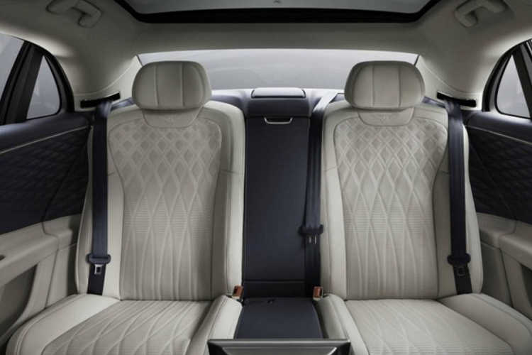 Những chiếc xe siêu sang Bentley Flying Spur thế hệ mới được trang bị động cơ xăng V8, tăng áp kép, dung tích 4.0 lít, sản sinh ra công suất tối đa 542 mã lực và mô-men xoắn cực đại 770 Nm.