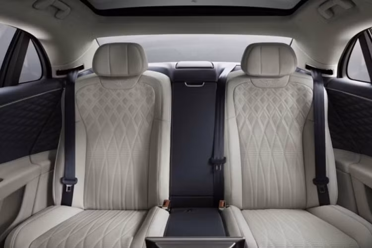 Những chiếc xe siêu sang Bentley Flying Spur thế hệ mới được trang bị động cơ xăng V8, tăng áp kép, dung tích 4.0 lít, sản sinh ra công suất tối đa 542 mã lực và mô-men xoắn cực đại 770 Nm.