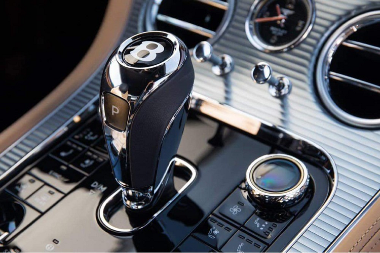 Không khó để thấy tốc độ mua sắm xe của cặp vợ chồng Đoàn Di Băng, khi chỉ trong 3 tháng vừa qua đã nhanh chóng mua các xe chính hãng của nhiều thương hiệu khác nhau như Porsche với xe điện Taycan đã được bàn giao, tậu siêu xe Lamborghini Huracan LP610-4 chính hãng duy nhất còn sót lại của thị trường Việt Nam, đặt hàng mua xe Rolls-Royce Cullinan với giá hơn 45 tỷ đồng và gần nhất là chốt đơn mua xe siêu sang của thương hiệu Bentley.