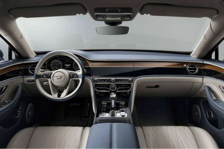 Về diện mạo, xe siêu sang Bentley Flying Spur thế hệ thứ 3 có những đột phá ở ngoại hình với đèn pha LED sắc cạnh như các viên kim cương xếp vào nhau, kế đến là đèn hậu LED đẹp mắt, ngoài ra xe có cản va trước cùng lưới tản nhiệt mới.