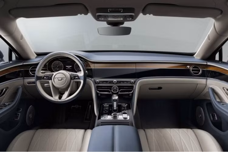 Về diện mạo, xe siêu sang Bentley Flying Spur thế hệ thứ 3 có những đột phá ở ngoại hình với đèn pha LED sắc cạnh như các viên kim cương xếp vào nhau, kế đến là đèn hậu LED đẹp mắt, ngoài ra xe có cản va trước cùng lưới tản nhiệt mới.