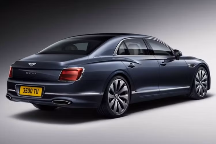 "Trái tim" này sẽ kết hợp cùng hộp số tự động ly hợp kép ZF 8 cấp, nhờ đó, xe siêu sang Bentley Flying Spur V8 có thể tăng tốc từ vị trí xuất phát lên 100 km/h chỉ trong thời gian chỉ 4,1 giây trước khi đạt vận tốc tối đa 318 km/h.