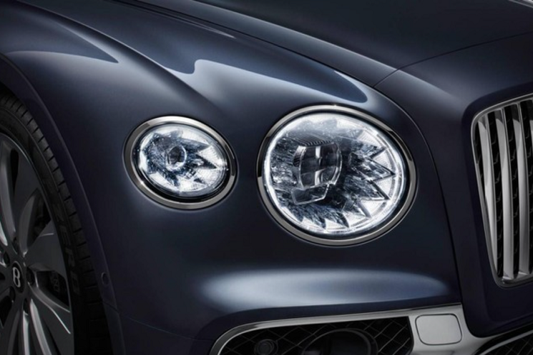 Dòng xe siêu sang Bentley Flying Spur đang đảm nhận hai nhiệm vụ là cạnh tranh với Mercedes-Maybach S-Class mới sắp được bán chính hãng tại Việt Nam cũng như giúp các khách hàng có nhu cầu mua xe siêu sang cao cấp hơn khi phiên bản Bentley Mulsanne đã bị dừng sản xuất nhưng chưa có xe thay thế.