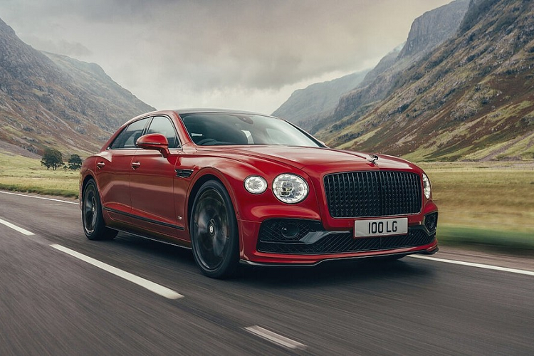 Theo thông tin tìm hiểu, chiếc xe siêu sang mang thương hiệu Bentley của Đoàn Di Băng tiết lộ thuộc phiên bản Flying Spur đang rất được nhiều đại gia Việt ưa chuộng, trong đó, phiên bản V8 được để ý nhiều nhất vì có lợi về thuế nên giá bán chỉ từ 18 tỷ đồng.