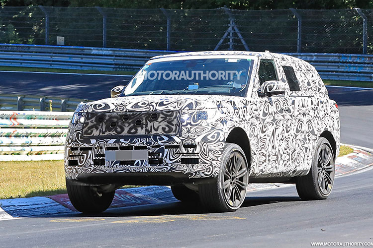 Một trong số những thay đổi lớn có thể nhận ra từ hình ảnh trong cuộc thử nghiệm như lưới tản nhiệt ngắn hơn, cột A với đường nét táo bạo hơn và hệ thống đèn chiếu sáng mới. Land Rover vẫn rất kín tiếng về những thông tin liên quan đến Range Rover 2022, nhưng hãng này dự kiến sẽ sử dụng nền tảng MLA mới nhằm đáp ứng các hệ thống truyền động điện, hybrid và plug-in hybrid của phiên bản mới.