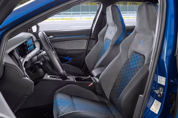 Về truyền động, tương tự như bản hatchback, Volkswagen Golf R Wagon 2022 được trang bị động cơ xăng tăng áp 2.0L 4 xi-lanh cho công suất 315 mã lực và mô-men xoắn cực đại 420 Nm, giúp chiếc xe này trở thành chiếc wagon mạnh mẽ nhất từ trước đến nay của VW.