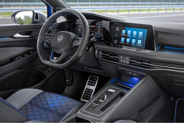 Khả năng vận chuyển hàng hóa của mẫu Volkswagen Golf R thế hệ mới không chỉ được thể hiện ở khoang hành lý lớn hơn - 611 lít tiêu chuẩn (1.642 lít khi gập hàng ghế cuối), mà còn ở sự xuất hiện của đường ray mái cho phép chở nhiều đồ đạc hơn.