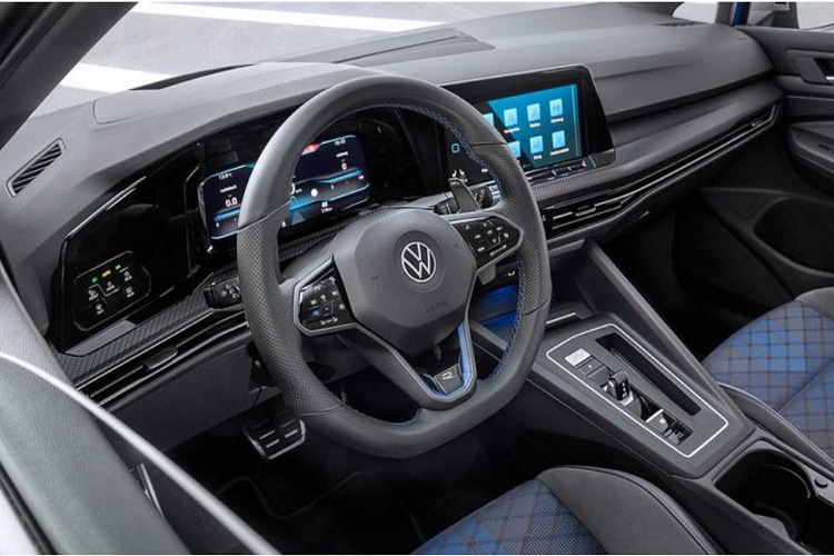 Tính thực tế của chiếc wagon hiệu suất được tăng cường với các móc treo đồ, lưới đựng hành lý cùng các ổ 12V, 230V. Ngoài ra, Golf R Wagon mới còn có tính năng mở cốp rảnh tay, các bộ điều khiển chuyên dụng để kéo dài và thu gọn khung kéo. Với kích thước lớn hơn Golf R Variant Mk7, Golf R Wagon thế hệ mới cũng có không gian để chân rộng hơn cho hành khách ngồi sau.