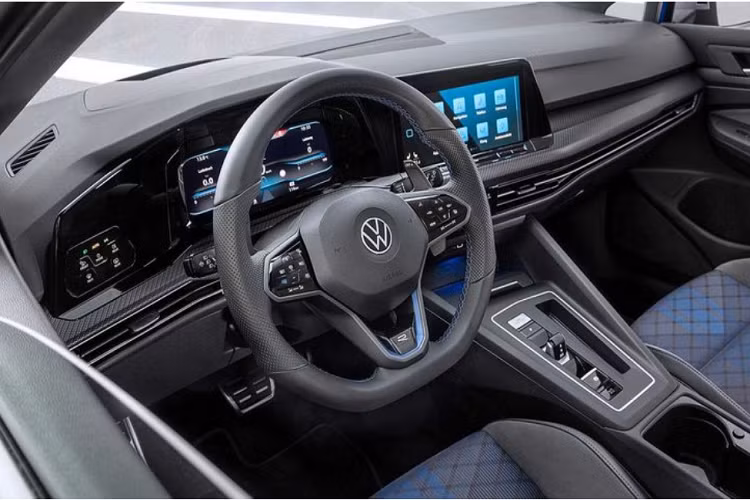 Tính thực tế của chiếc wagon hiệu suất được tăng cường với các móc treo đồ, lưới đựng hành lý cùng các ổ 12V, 230V. Ngoài ra, Golf R Wagon mới còn có tính năng mở cốp rảnh tay, các bộ điều khiển chuyên dụng để kéo dài và thu gọn khung kéo. Với kích thước lớn hơn Golf R Variant Mk7, Golf R Wagon thế hệ mới cũng có không gian để chân rộng hơn cho hành khách ngồi sau.