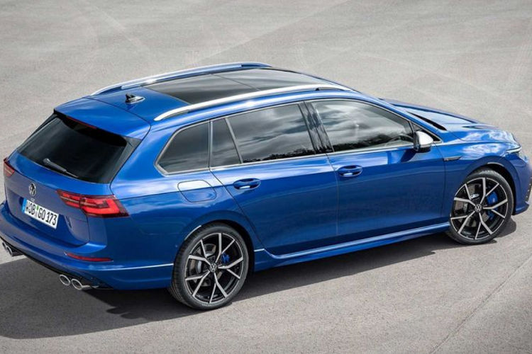 Tạm thời giá xe Volkswagen Golf R Wagon 2022 vẫn chưa được tiết lộ, nhưng khả năng cao nó sẽ đắt hơn một chút so với mẫu hatchback Golf R (giá từ 49.400 Euro tại Đức khoảng 1,344 tỷ đồng). Như vậy, Golf R Wagon mới sẽ có giá vượt ngưỡng 50.000 Euro (khoảng 1,36 tỷ đồng), trở thành chiếc Golf thương mại đắt nhất từ trước tới nay.