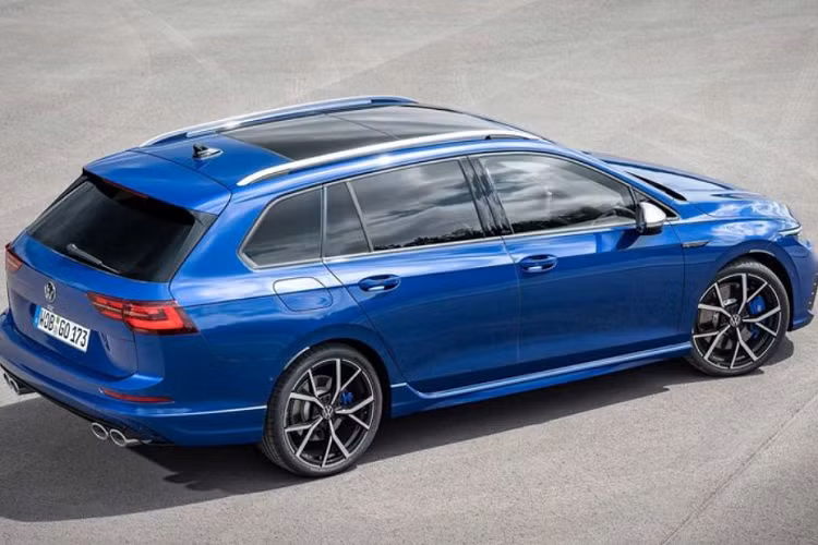 Tạm thời giá xe Volkswagen Golf R Wagon 2022 vẫn chưa được tiết lộ, nhưng khả năng cao nó sẽ đắt hơn một chút so với mẫu hatchback Golf R (giá từ 49.400 Euro tại Đức khoảng 1,344 tỷ đồng). Như vậy, Golf R Wagon mới sẽ có giá vượt ngưỡng 50.000 Euro (khoảng 1,36 tỷ đồng), trở thành chiếc Golf thương mại đắt nhất từ trước tới nay.