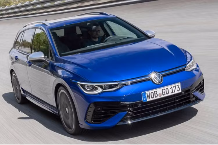 Với giú tùy chọn trên, Volkswagen Golf R Wagon 2022 cũng sẽ nhận được bộ la-zăng 19 inch mới thay vì loại 18 inch tiêu chuẩn, cùng các chế độ lái Special (Nürburgring) và Drift mới. 