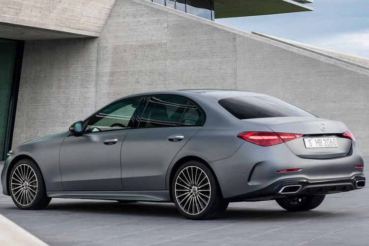 Trên thực tế, việc những lô xe đầu tiên của dòng C300 AMG được phân phối tới tay người tiêu dùng theo dạng nhập khẩu nguyên chiếc không còn là điều xa lạ. Trước đó, dòng GLC 300 AMG (facelift) cũng từng được phía Mercedes-Benz Việt Nam thực hiện điều tương tự với giá bán 2,559 tỷ đồng. Sau đó một thời gian ngắn, xe lại được chuyển sang phân phối theo dạng lắp ráp trong nước với mức giá cạnh tranh hơn chỉ 2,399 tỷ đồng (nay là 2,499 tỷ đồng).