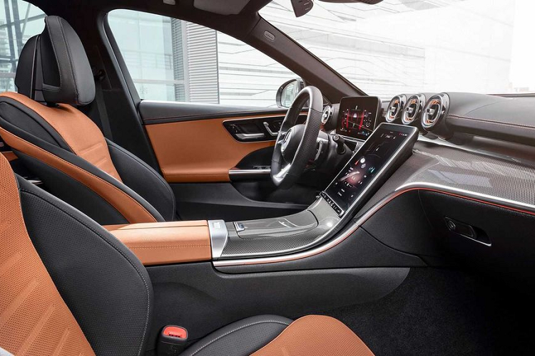 Được phát triển dựa trên nguồn cảm hứng từ mẫu S-Class thế hệ mới, C-Class 2022 tiếp tục sở hữu phong cách thiết kế trẻ trung, tinh tế và mạnh mẽ. Các chi tiết như đèn chiếu sáng trước/sau đều được tái thiết kế theo hướng vát mỏng về chiều cao, các đường LED được vuốt sắc cạnh hơn hay bộ mặt ca-lăng hình thang mang nhiều ảnh hưởng từ mẫu A-Class.