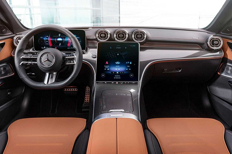 Tuy xe nhập khẩu đợt đầu có mức giá cao hơn đáng kể so với giá xe lắp ráp đời cũ nhưng điều đó hoàn toàn không làm ảnh hưởng tới sức mua của người dùng, đặc biệt là khi mẫu xe đó có nguồn gốc nhập khẩu từ Đức. Ngoài ra, với mức giá xe Mercedes-Benz C300 AMG 2022 từ 2,3 tỷ đồng vẫn rẻ hơn đôi chút so với đối thủ BMW 330i M Sport cũng nhập khẩu từ Đức với giá 2,359 tỷ đồng.