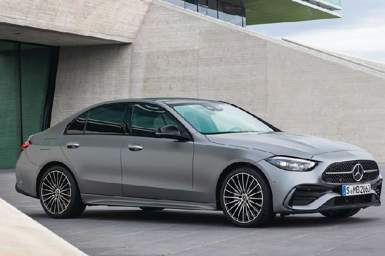 Về truyền động, Mercedes-Benz C-Class thế hệ mới sẽ được trang bị động cơ I4 2.0l tăng áp, máy xăng mã hiệu M254 kết hợp một mô-tơ điện, trên phiên bản C300 AMG, xe sản sinh công suất 255 mã lực và 400 Nm mô-men xoắn, mô-tơ điện sẽ bổ sung thêm 20 mã lực, đi kèm trang bị hộp số tự động 9 cấp. Từ đó, thời gian tăng tốc từ 0 - 100 km/h của xe rút ngắn còn 5,9 giây trước khi chạm ngưỡng tối đa 210 km/h.