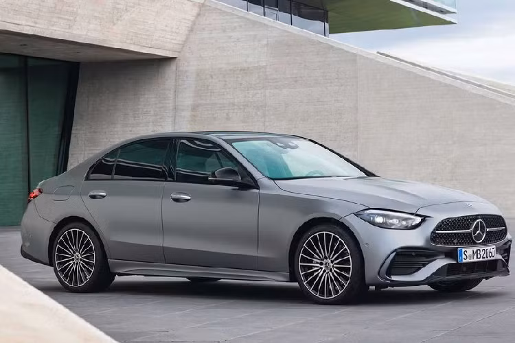 Về truyền động, Mercedes-Benz C-Class thế hệ mới sẽ được trang bị động cơ I4 2.0l tăng áp, máy xăng mã hiệu M254 kết hợp một mô-tơ điện, trên phiên bản C300 AMG, xe sản sinh công suất 255 mã lực và 400 Nm mô-men xoắn, mô-tơ điện sẽ bổ sung thêm 20 mã lực, đi kèm trang bị hộp số tự động 9 cấp. Từ đó, thời gian tăng tốc từ 0 - 100 km/h của xe rút ngắn còn 5,9 giây trước khi chạm ngưỡng tối đa 210 km/h.