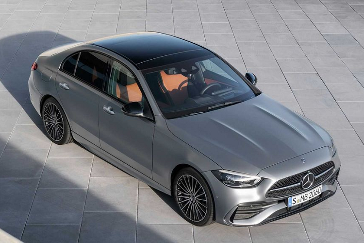 Khác với phần ngoại thất là sự pha trộn khéo léo giữa dòng S-Class và A-Class, bước vào không gian cabin, C-Class 2022 đã chứng minh mình thực sự là một phiên bản thu nhỏ của S-Class mới với cách thiết kế về bố cục lẫn trang bị gần như tương đồng với đàn anh. Điểm nhấn nổi bật trong khoang nội thất của C-Class mới là phần màn hình cảm ứng 11,9 inch đặt dọc, thay thế cho bàn di chuột Comand cũ và nối liền với khu vực điều khiển trung tâm.