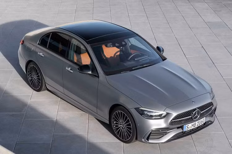 Khác với phần ngoại thất là sự pha trộn khéo léo giữa dòng S-Class và A-Class, bước vào không gian cabin, C-Class 2022 đã chứng minh mình thực sự là một phiên bản thu nhỏ của S-Class mới với cách thiết kế về bố cục lẫn trang bị gần như tương đồng với đàn anh. Điểm nhấn nổi bật trong khoang nội thất của C-Class mới là phần màn hình cảm ứng 11,9 inch đặt dọc, thay thế cho bàn di chuột Comand cũ và nối liền với khu vực điều khiển trung tâm.