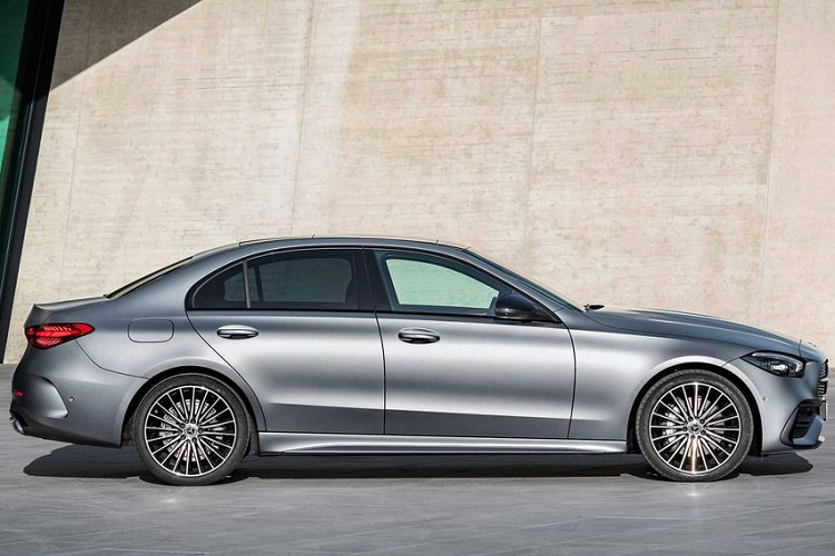 Riêng trên phiên bản với gói trang bị AMG Line là C 300, xe sẽ được bổ sung bộ lưới tản nhiệt hoạ tiết kim cương, mâm xe AMG, các chi tiết sơn đen thể thao, thảm sàn và vô-lăng D-Cut của AMG hay hệ thống âm thanh Burmester.