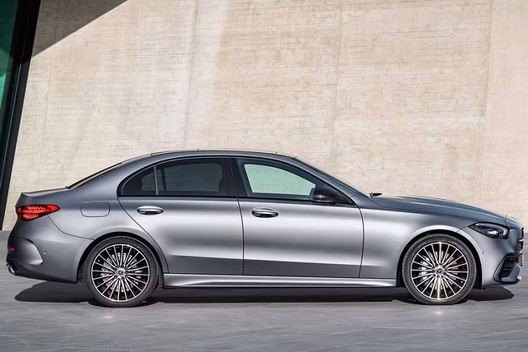 Riêng trên phiên bản với gói trang bị AMG Line là C 300, xe sẽ được bổ sung bộ lưới tản nhiệt hoạ tiết kim cương, mâm xe AMG, các chi tiết sơn đen thể thao, thảm sàn và vô-lăng D-Cut của AMG hay hệ thống âm thanh Burmester.