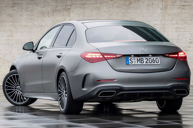 Tiếp tới, C-Class 2022 còn được trang bị màn hình công-tơ-mét dạng Full-LCD kích thước 12,3 inch hay hệ thống MBUX thế hệ mới nhất cùng trợ lý ảo thông minh... Ngoài ra, các chi tiết như cửa gió điều hoà, khu vực táp-lô, các phím chức năng, ghế ngồi đều được thiết kế theo phong cách mới khác biệt so với trước đây.