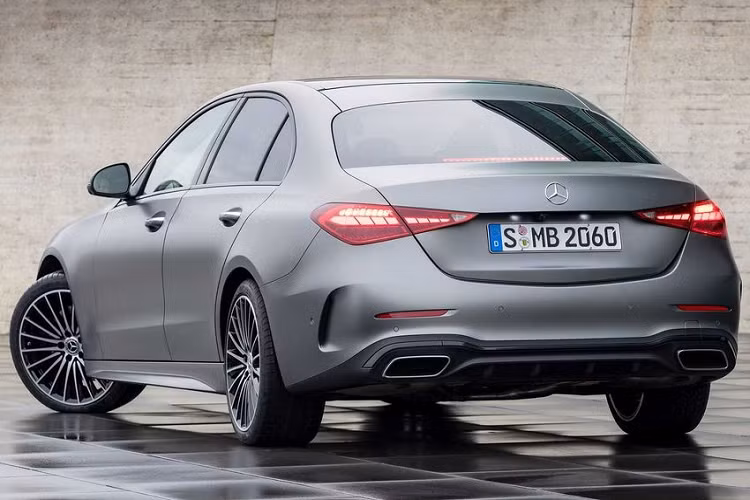 Tiếp tới, C-Class 2022 còn được trang bị màn hình công-tơ-mét dạng Full-LCD kích thước 12,3 inch hay hệ thống MBUX thế hệ mới nhất cùng trợ lý ảo thông minh... Ngoài ra, các chi tiết như cửa gió điều hoà, khu vực táp-lô, các phím chức năng, ghế ngồi đều được thiết kế theo phong cách mới khác biệt so với trước đây.