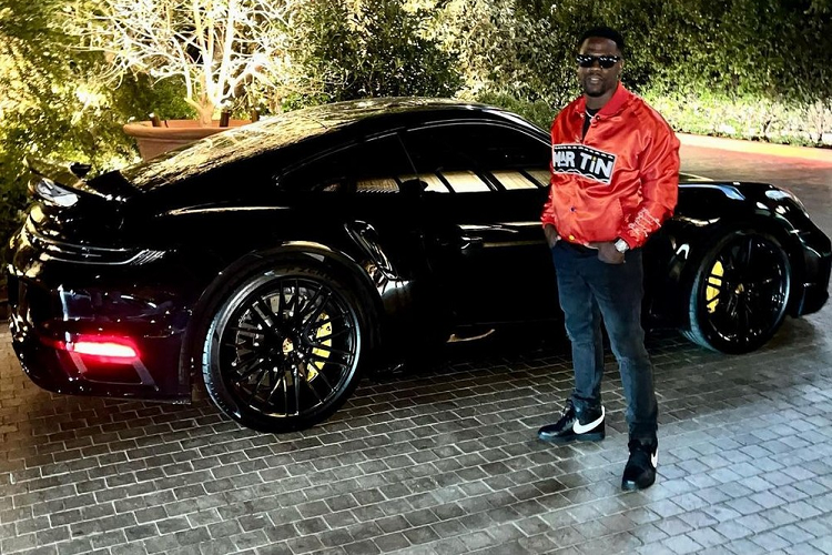 Theo chia sẻ của Kevin Hart, anh mới nhận bàn giao chiếc siêu xe mui trần Ferrari SF90 Spider đầu tiên tại Mỹ gây bất ngờ không ít người. Lý do, hãng xe Ferrari thường ưu tiên bàn giao những chiếc xe mới nhất cho các khách hàng VIP của mình nhưng những vị này rất kín tiếng, ít chia sẻ các xe lên mạng xã hội.