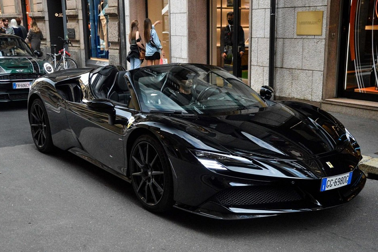 Chiếc siêu xe mui trần Ferrari SF90 Spider của Kevin Hart sở hữu ngoại thất sơn đen bóng, đây cũng là bộ áo yêu thích của nam diễn viên này khi chọn mua xe. Độ chịu chơi của Kevin Hart không phải bàn cãi khi sở hữu đội xe rất hùng hậu từ xe thể thao, SUV đến siêu xe.