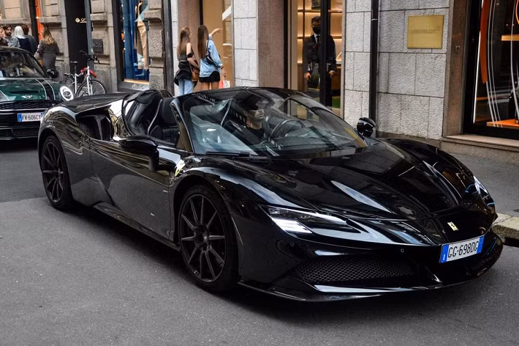 Chiếc siêu xe mui trần Ferrari SF90 Spider của Kevin Hart sở hữu ngoại thất sơn đen bóng, đây cũng là bộ áo yêu thích của nam diễn viên này khi chọn mua xe. Độ chịu chơi của Kevin Hart không phải bàn cãi khi sở hữu đội xe rất hùng hậu từ xe thể thao, SUV đến siêu xe.