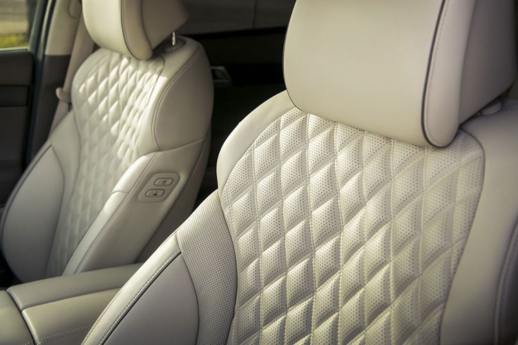 Di chuyển vào bên trong, Genesis GV80 2020 sở hữu không gian cabin với thiết kế tối giản nhưng vẫn rất sang trọng với những chất liệu cao cấp, bọc da và ốp gỗ trang trí. Những nút bấm cơ học đã được tối giản và thay vào đó là màn hình cảm ứng mới để điều chỉnh điều hòa và màn hình thông tin giải trí cỡ lớn. Bên cạnh đó, xe còn được trang bị bảng đồng hồ kỹ thuật số ở bản cao cấp và dạng analogue ở bản tiêu chuẩn.