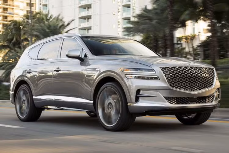 Giá xe Genesis GV80 2021 tại thị trường nước ngoài chỉ từ 48.900 USD (khoảng 1,141 tỷ đồng). Đây được xem là đối thủ cạnh tranh trực tiếp với hai "ông lớn" đến từ Đức là BMW X5 và AUDI Q7, tuy nhiên GV80 lại sở hữu mức giá rẻ hơn khá nhiều nhưng công nghệ thì vượt trội.