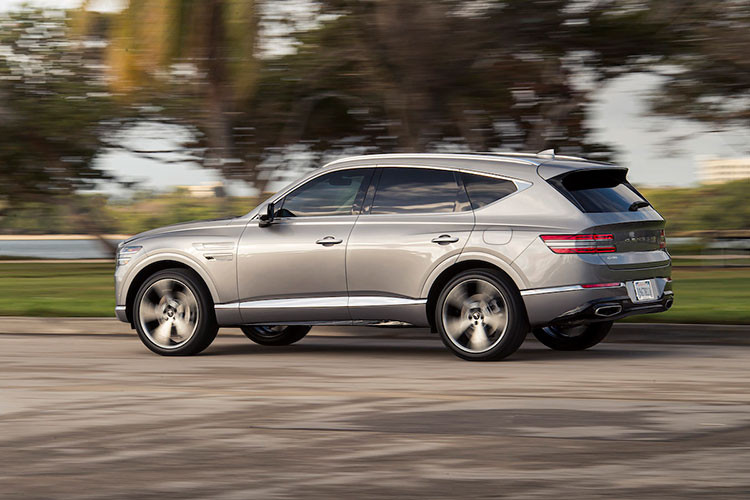 Phiên bản tiêu chuẩn của GV80 2021 được trang bị động cơ 4 xi-lanh tăng áp 2.5 lít sản sinh công suất 300 mã lực và mô-men xoắn 422 Nm. Động cơ này được kết hợp với hệ dẫn động cầu sau và hộp số tự động 8 cấp. Động cơ mạnh nhất được cung cấp sẽ là loại V6 tăng áp kép 3.5 lít mới có công suất 375 mã lực và 530 Nm. Hộp số tự động 8 cấp, dẫn động tất cả các bánh và vi sai hạn chế trượt. 