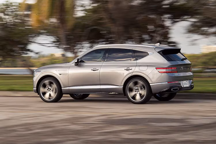 Phiên bản tiêu chuẩn của GV80 2021 được trang bị động cơ 4 xi-lanh tăng áp 2.5 lít sản sinh công suất 300 mã lực và mô-men xoắn 422 Nm. Động cơ này được kết hợp với hệ dẫn động cầu sau và hộp số tự động 8 cấp. Động cơ mạnh nhất được cung cấp sẽ là loại V6 tăng áp kép 3.5 lít mới có công suất 375 mã lực và 530 Nm. Hộp số tự động 8 cấp, dẫn động tất cả các bánh và vi sai hạn chế trượt. 