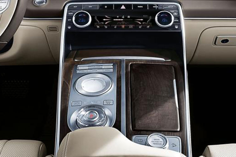 Những chi tiết đáng chú ý khác bên trong khoang cabin của Genesis GV80 2020 bao gồm cửa gió điều hòa có kiểu dáng thanh mảnh, kéo dài đến tận cửa bên ghế phụ lái đi kèm với những điểm nhấn kim loại, vô lăng 2 chấu bọc da và cần số truyền thống được thay thế bằng núm xoay chọn số theo phong cách xe Jaguar. Genesis cho biết GV80 sẽ được cung cấp cả hai cấu hình hai hàng ghế và ba hàng ghế.