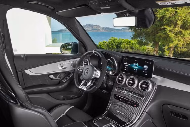 Về nội thất, Mercedes-AMG GLC 63 S SUV 2022 sở hữu hệ thống thông tin giải trí Mercedes MBUX với màn hình cảm ứng 12,3 inch, màn hình hiển thị head-up thực tế tăng cường (mượn từ GLE và GLS), đèn nền nội thất, các ghế thể thao AMG Performance và một vài điểm nhấn đặc trưng của dòng xe AMG.