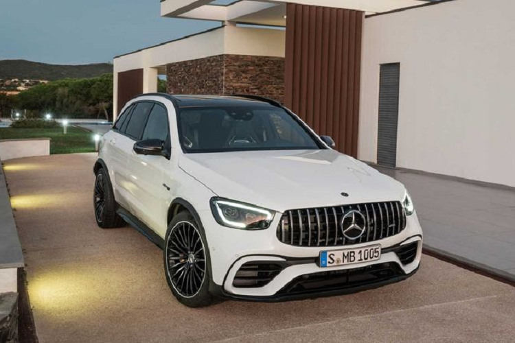 Mẫu xe SUV Mercedes-AMG GLC 63 S 2022 có thể tăng tốc từ 0 - 96 km/h trong 3,6 giây, trước khi cán tốc độ tối đa 280 km/h.