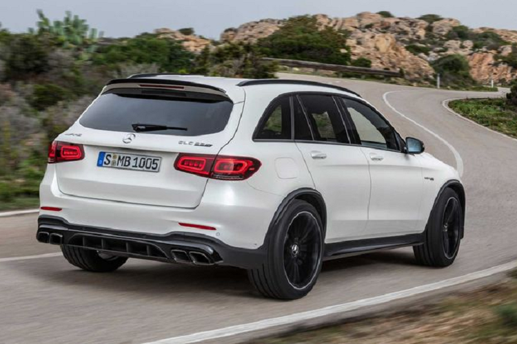 Về diện mạo bên ngoài, để phân biệt những chiếc 63 S hiệu suất cao với GLC 63 thông thường, hãng xe Đức lắp đặt cho 63 S mới bodykit thể thao hơn, kẹp phanh hiệu suất có màu tương phản nổi bật và một vài tùy chọn đặc biệt như hệ thống phanh gốm và chất liệu tổng hợp (Composite) của AMG đi kèm các kẹp phanh 6 pitston màu đồng. Mức giá xe Mercedes-AMG GLC 63 S 2022 chưa công bố chính thức.