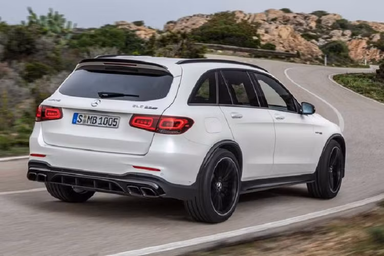 Về diện mạo bên ngoài, để phân biệt những chiếc 63 S hiệu suất cao với GLC 63 thông thường, hãng xe Đức lắp đặt cho 63 S mới bodykit thể thao hơn, kẹp phanh hiệu suất có màu tương phản nổi bật và một vài tùy chọn đặc biệt như hệ thống phanh gốm và chất liệu tổng hợp (Composite) của AMG đi kèm các kẹp phanh 6 pitston màu đồng. Mức giá xe Mercedes-AMG GLC 63 S 2022 chưa công bố chính thức.