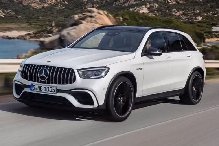 Tại thị trường Mỹ, Mercedes-AMG GLC 63 S SUV 2022 mới được trang bị động cơ tăng áp kép V8 4.0L tương tự bản Coupe, sản sinh công suất 503 mã lực và mô-men xoắn cực đại 700 Nm.