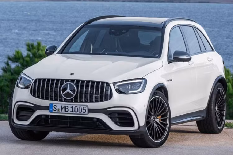 Tất nhiên AMG GLC 63 S mới cũng đạt tiêu chuẩn với hệ dẫn động 4 bánh toàn thời gian 4Matic, hộp số tự động 9 cấp tiên tiến có tính năng sang số nhanh và hệ thống treo khí nén AMG Ride Control Plus đi kèm bộ giảm chấn thích ứng.