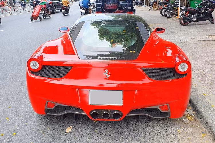 Chiếc siêu xe Ferrari 458 Italia hàng hiếm này sở hữu màu đỏ Rosso Corsa đặc trưng của thương hiệu Ý và đã được làm đẹp thêm bằng nhiều chi tiết sợi carbon như líp cản trước, líp hông, khe gió...Đi kèm là bộ la-zăng 5 chấu hình cánh sao đặc trưng được sơn đen thể thao.