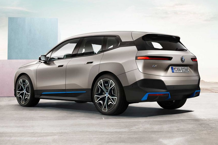 Cụ thể, theo những hình ảnh từ đoạn clip được đăng tải, chiếc BMW iX chạy điện mới có thể hoàn toàn tự động lùi vào điểm đỗ. Sau đó, hệ thống dây sạc robot sẽ tự động được kết nối với chiếc xe để cung cấp nguồn năng lượng.