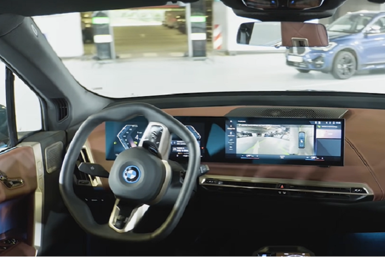 Tất nhiên để làm được điều này, bên cạnh việc bản thân chiếc BMW iX phải được trang bị hệ thống tự động lái cấp độ 5 (cấp độ tự lái hoàn toàn) thì còn phải nhờ vào hàng ngàn cảm biến tại nơi cung cấp dịch vụ. Các camera và cảm biến quanh xe sẽ kết nối với các cảm biến tại địa điểm định trước và điều hướng chiếc xe đi theo đúng quỹ đạo an toàn.